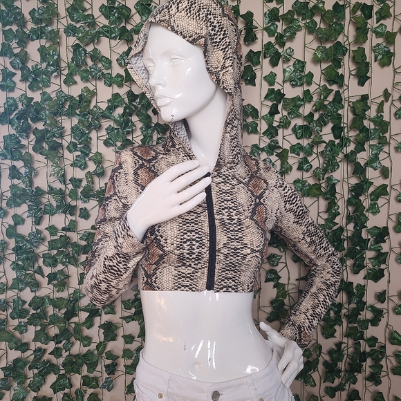 Daisy Women's Snakeskin Design Cropped Long Sleeves Front Zip Top size M - Picture 2 of 14